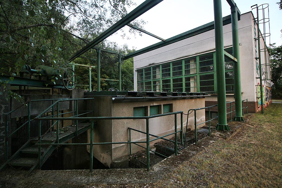 Ze zadní strany čerpací stanice se nachází bizarní vtokový a rozdělovací objekt bývalého Svrateckého náhonu, vybavený několika stavidly a systémem ovládacích řetězů a kol. Z hloubky temných a úzkých betonových šachet se ozývá bublání a zurčení vody, která nahání strach - na dno nedohlédneme.