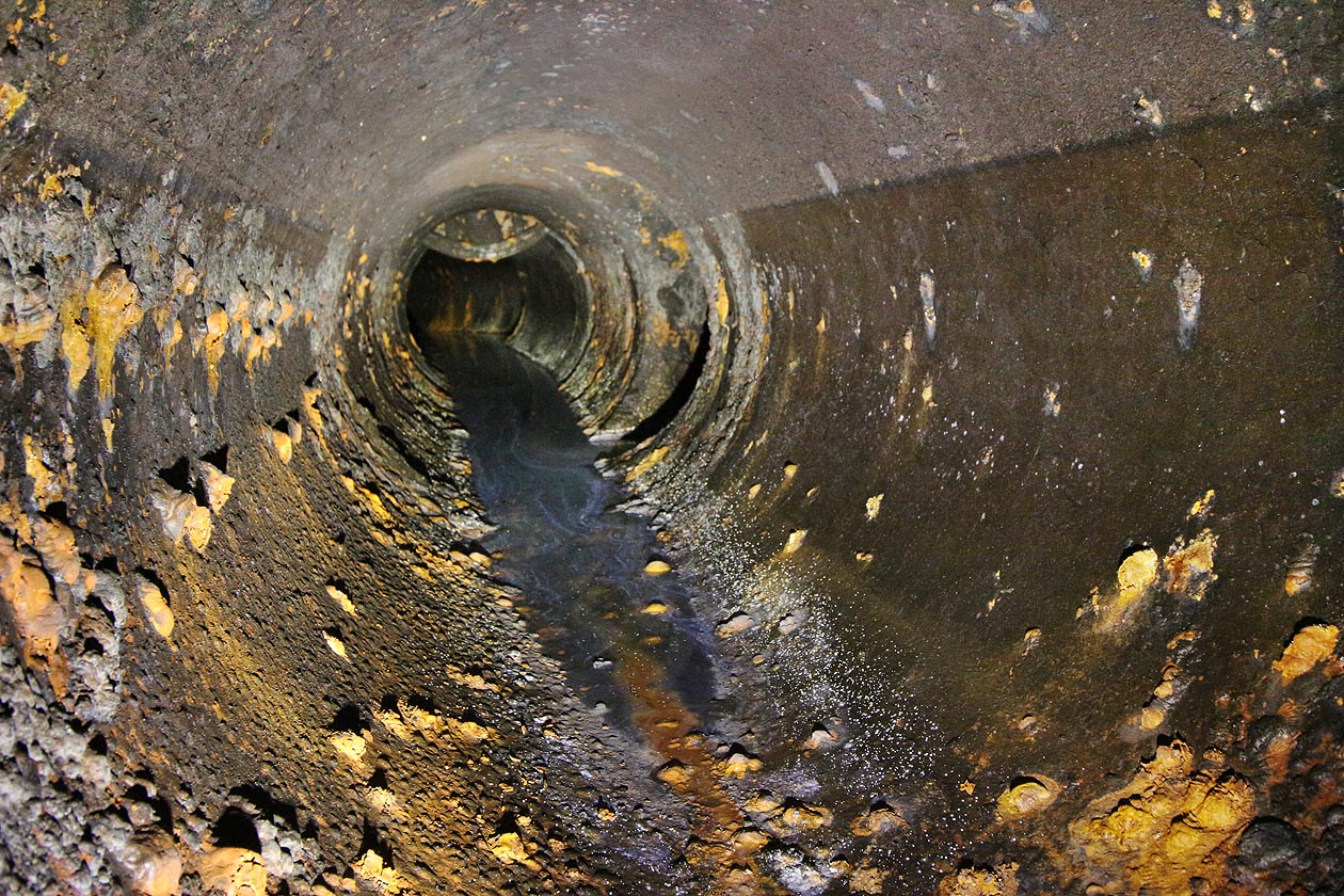 Je ovšem nutno překonat poněkud nekomfortní úseky s puchýři rzi na stěnách potrubí a podivnou, modře opaleskující kapalinu na jeho dně.