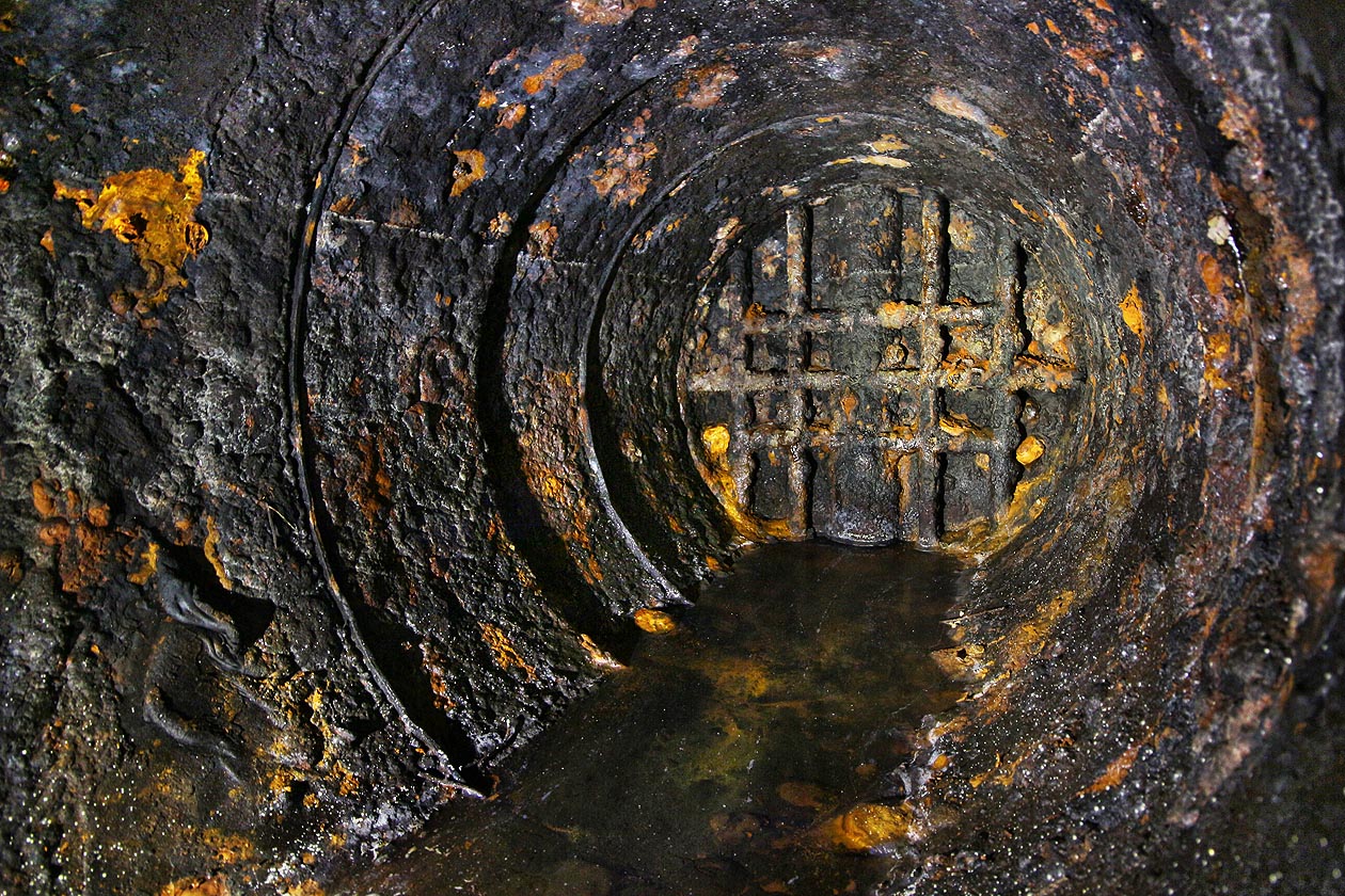 A pokud v bludišti potrubí, které si nezadá s legendárním spoříčem z Windows 3.11, špatně odbočíte, dojdete stejně jen ke zrezivělému mřížoví, jež vás nepustí dál.