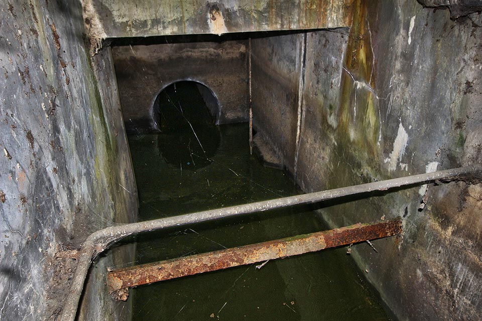 Po spuštění do jedné z šachet lze zahlédnout rychle proudící vodu mizící v černé rouře pod budovou. Tak vypadá dnes začátek Svrateckého náhonu - vydal by se tam dobrovolně jedině blázen.