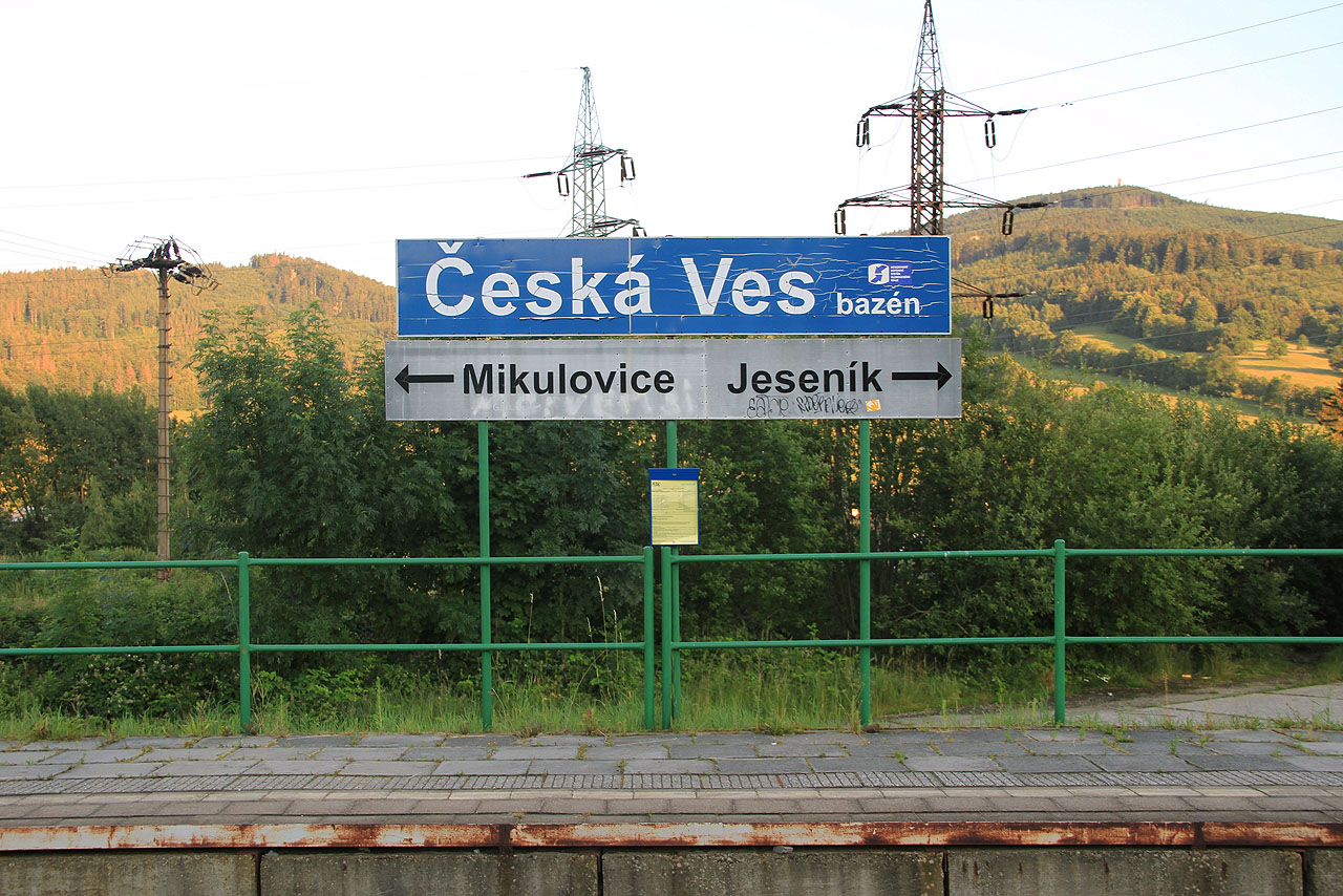 Jediné nástupiště zastávky působí poněkud syrově. Drsnou atmosféru místa doplňují všudypřítomné sloupy vedení vysokého napětí.