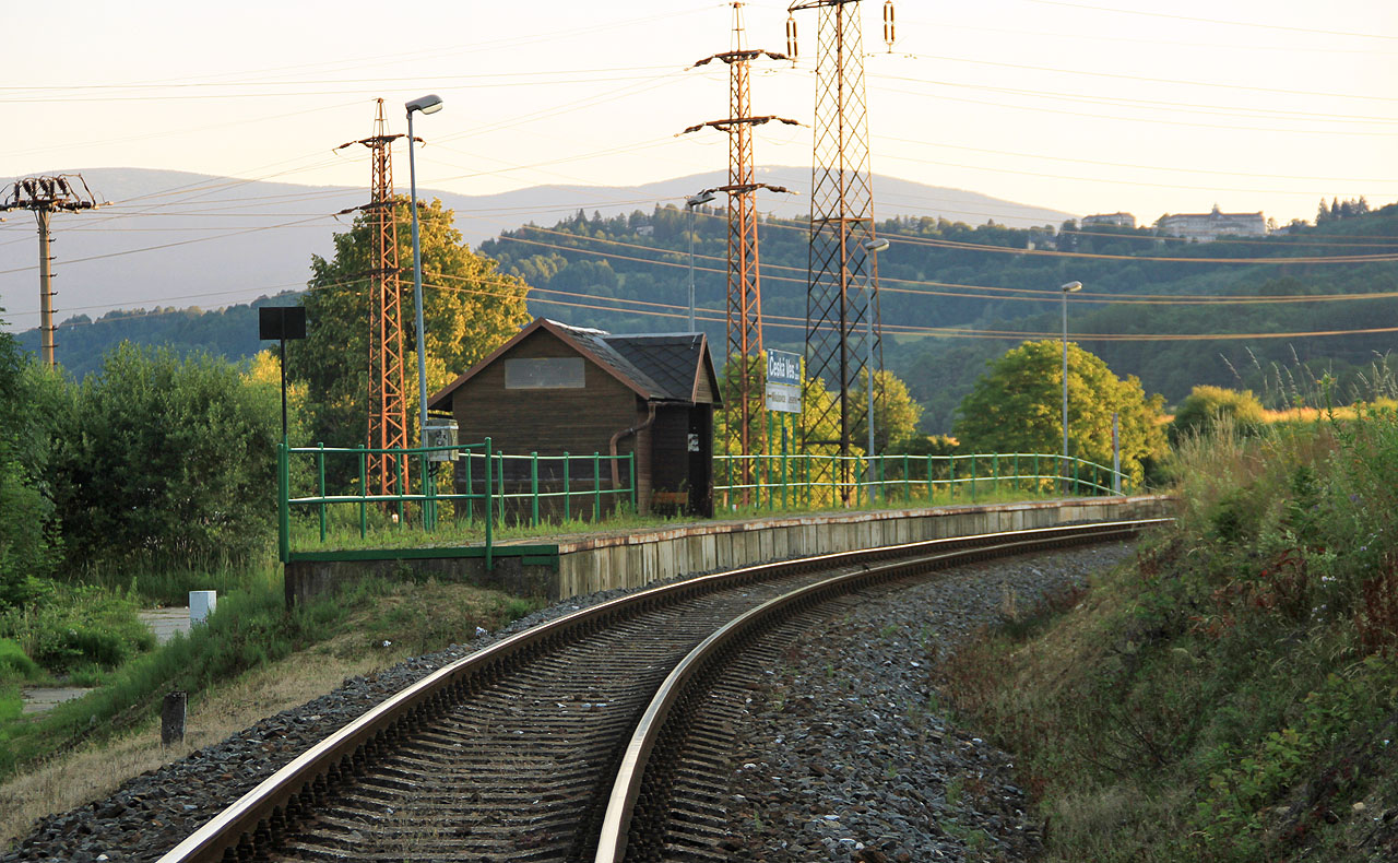 Prakticky jediným vybavením zastávky mimo samotné nástupiště je dřevěná čekárna subtilní konstrukce. Proti jesenickým větrům, deštům a sněhům ochrání se střídavým úspěchem.