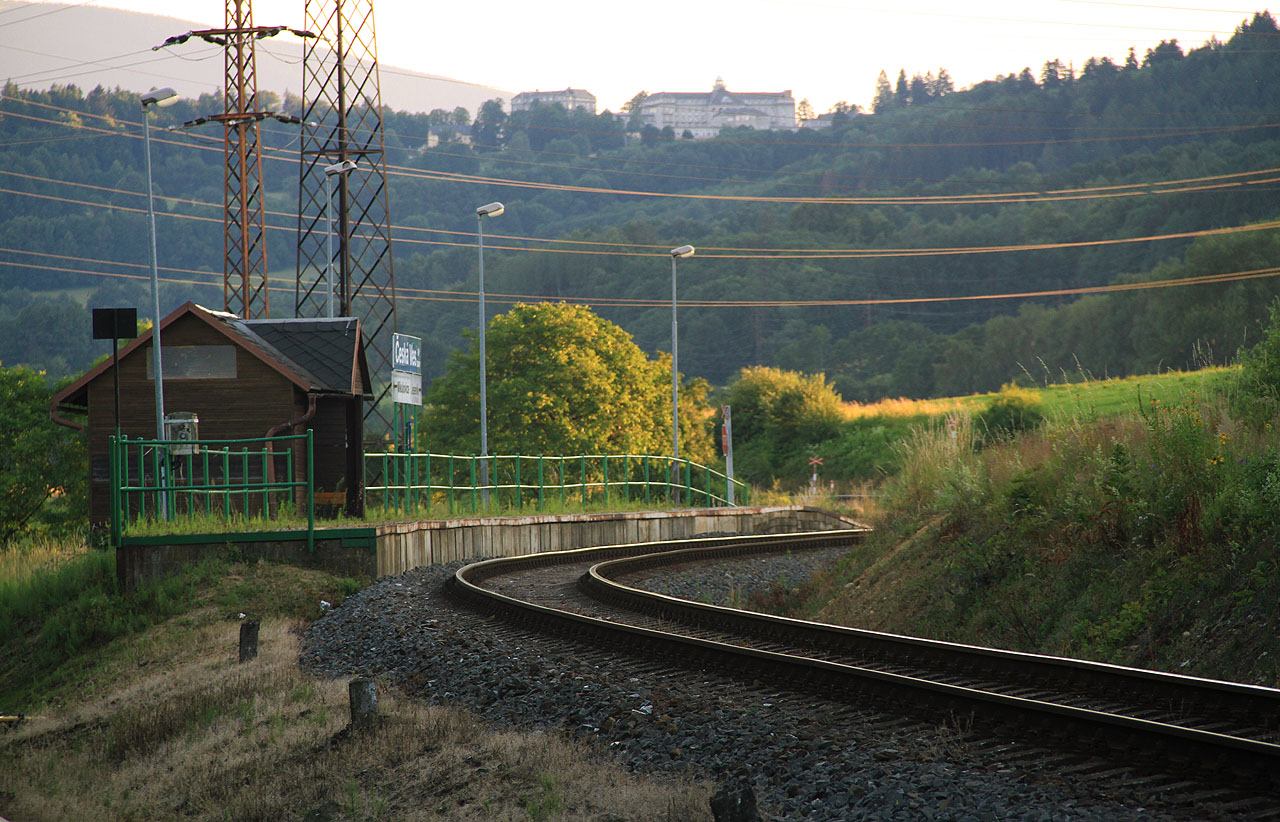 V dálce na obzoru nad Jeseníkem je vidět tyčící se hradbu lázní, zvaných druhdy Gräfenberg.