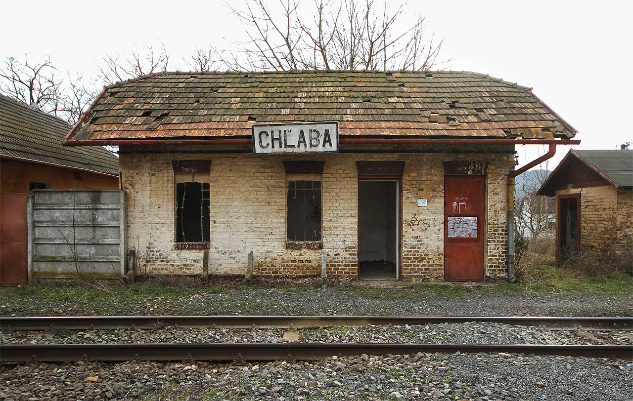 Pravidelné osobní vlaky relace Štúrovo–Szob zastavovaly v Chľabu naposledy podle grafikonu 2010/2011. Následující dva roky ještě zastávka zůstávala v jízdním řádu bez spojení než v letech 2013/2014 z jízdního řádu definitivně vypadla.