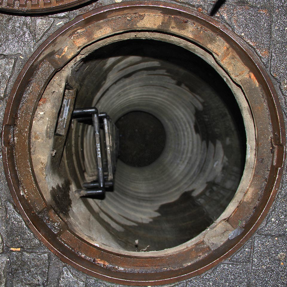 Poklop je otevřen, zbývá se prosoukat betonovým tubusem na dno podzemní sluje a plným douškem nasát historii města Brna.