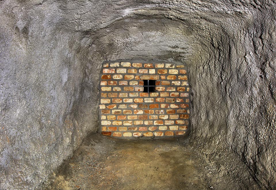 V roce 2015 byla chodba na obou stranách ulice pod uličními čarami domů zazděna. Od té doby nevede doslova odnikud nikam.