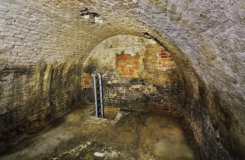 Nejzajímavější v současnosti přístupnou prostorou je místnost „o patro výš“ nad chodbou u jejího jižního konce. Jde o původní sklep se zazděným vstupem.