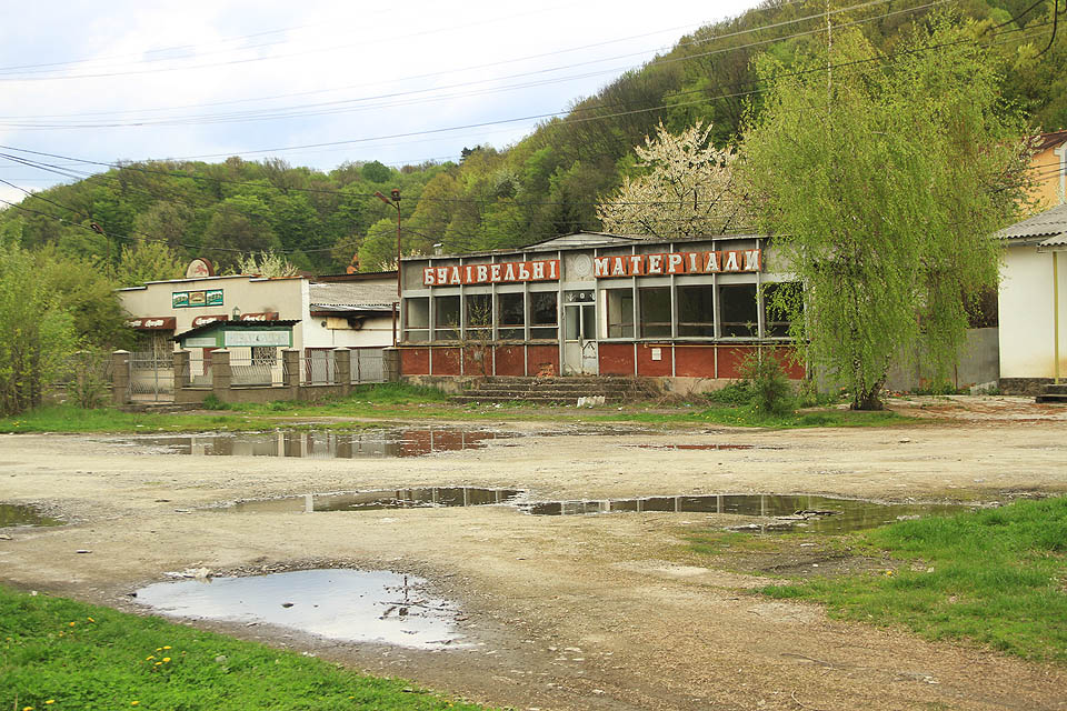 Přednádražní prostor těžce strádá. Prodejny, které se tu periodicky objevují, nemají obvykle dlouhého trvání.