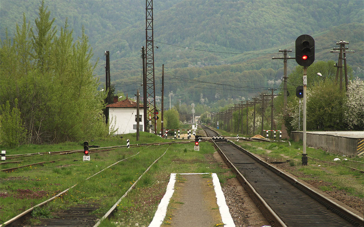 Jednokolejná dráha Батьово – Sighetu Marmației byla dokončena roku 1872 ve vnitrozemí Rakouska-Uherska. Dnes spojuje Ukrajinu s Rumunskem a její přeshraniční úsek je téměř nepoužívaný.