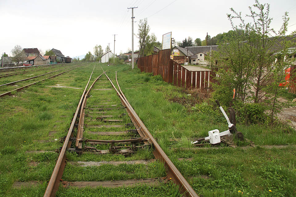 Jedna z chustských vleček odbočuje před nákladovou rampou k jihu do sběrny kovů.