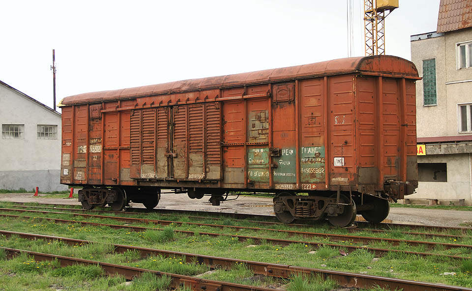Sovětský vagón řady 11-217. Vozy této řady se vyráběly v novoaltajské továrně Алтайвагон nebo v Rumunsku.
