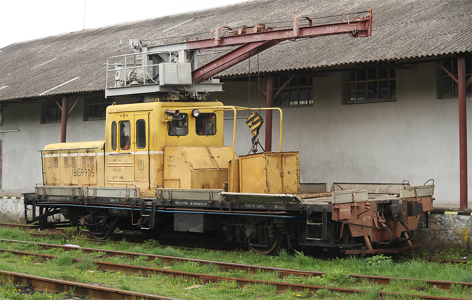 Drezína s jeřábem ДГКу stojí v Хусту prakticky trvale - slouží místní traťovce pro údržbu dráhy podél řeky Tisy.