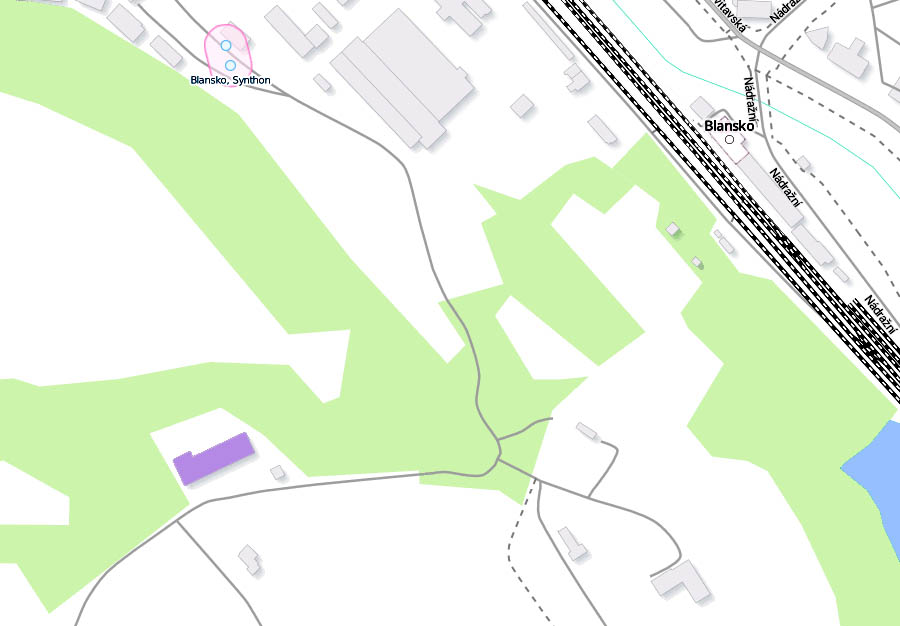 Cihelna se nachází nad blanenským nádražím a proslulým lomem v postprůmyslové oblasti nikoho.