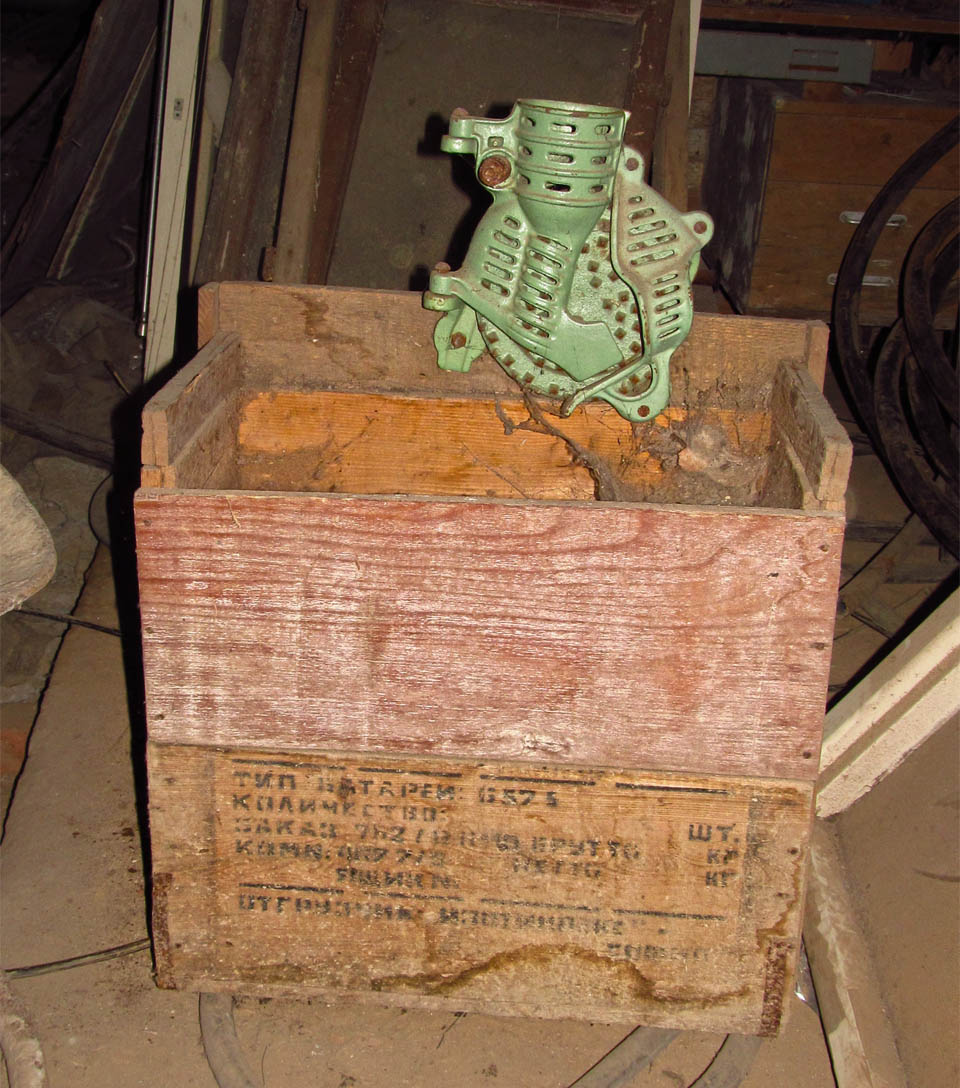 Zato účel tohoto malého bratra - mlýnku na krabici se záhadnými ruskými nápisy, nám zůstává utajen.