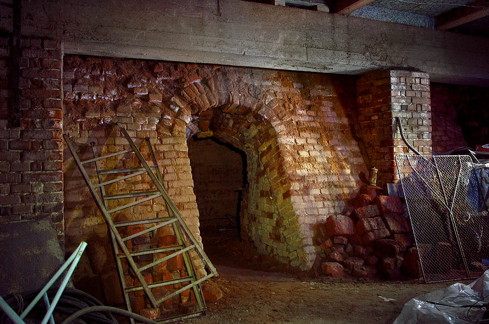 A tady už je vchod do samotné pece, kde se z hlíny stávala keramika. Tady se de facto narodila větší část města Blanska.
