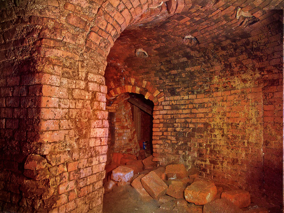 Horký vzduch stoupal průduchy v klenbě pece do vyšších pater.