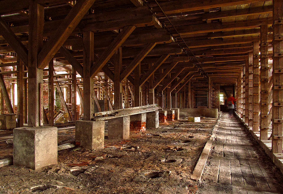 O poschodí výš pak vycházel z podlahy a volně proudil okolo stovek gálů, na kterých se sušily dosud nevypečené cihly.