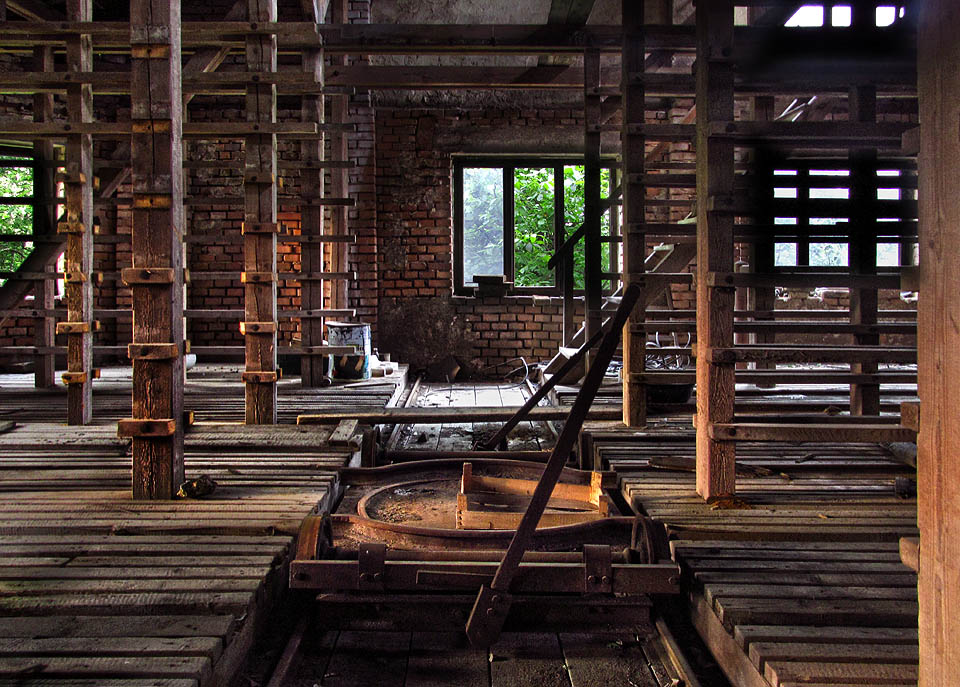 Zavážecí vozíček projížděl po délce budovy tlačen dělníky po širším ze dvou kolejových systémů v budově. Na jeho otočném talíři pak spočíval druhý, menší vozík.