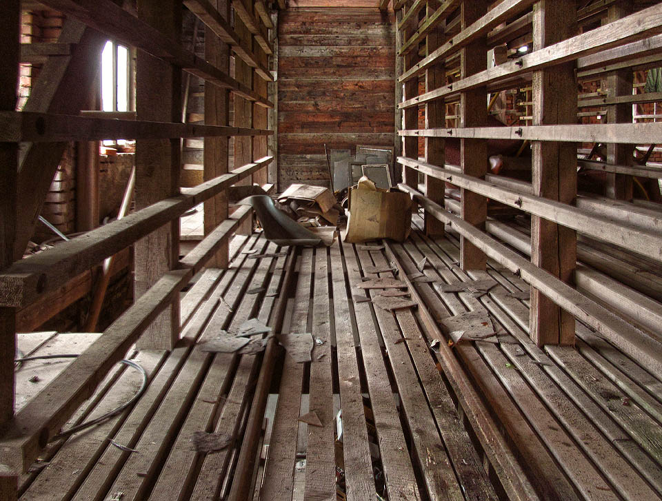 Z velkého vozíku pak sjel menší vozík kolmo přímo mezi regály, kde bylo možné ručně naskládat nebo vyskládat cihly do nebo z regálů.