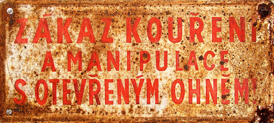 Cedulka, kterou bychom v cihelně spíš nečekali, visí na dveřích do malého skladu.