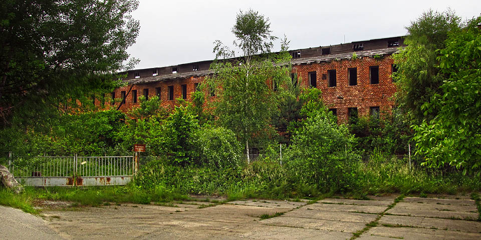 Hlavní výrobní budova je dobře vidět ze silnice vedoucí okolo. V posledních letech se zde mnoho nemění, jen přibývá zeleně.