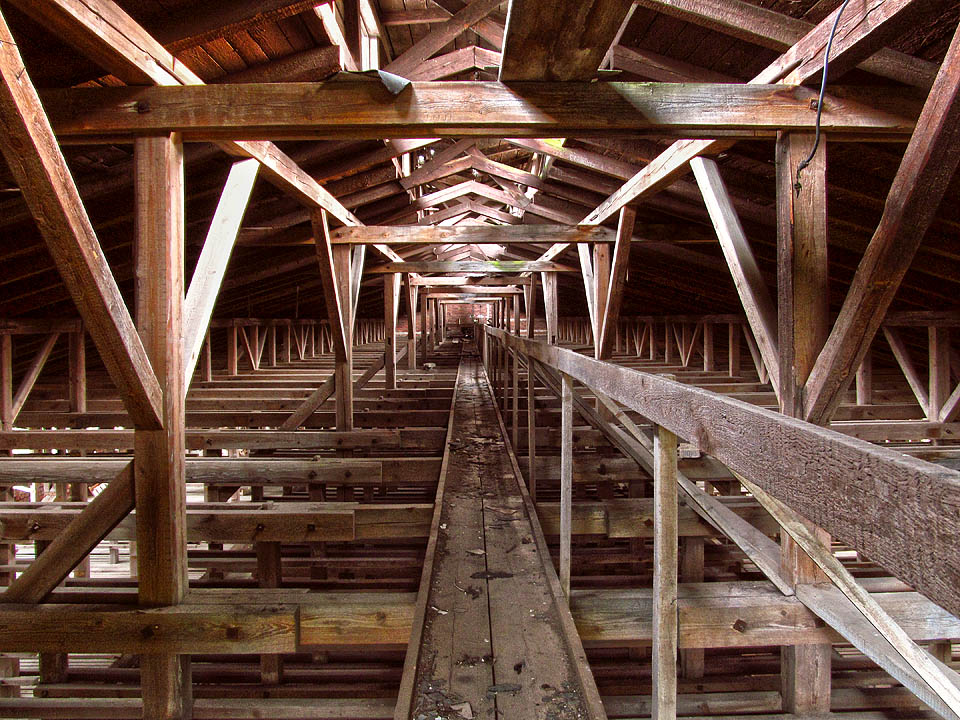 Nejvyšší patro - pouhý chodníček od štítu ke štítu, z něhož bylo možné přehlédnout celou produkci cihelny.