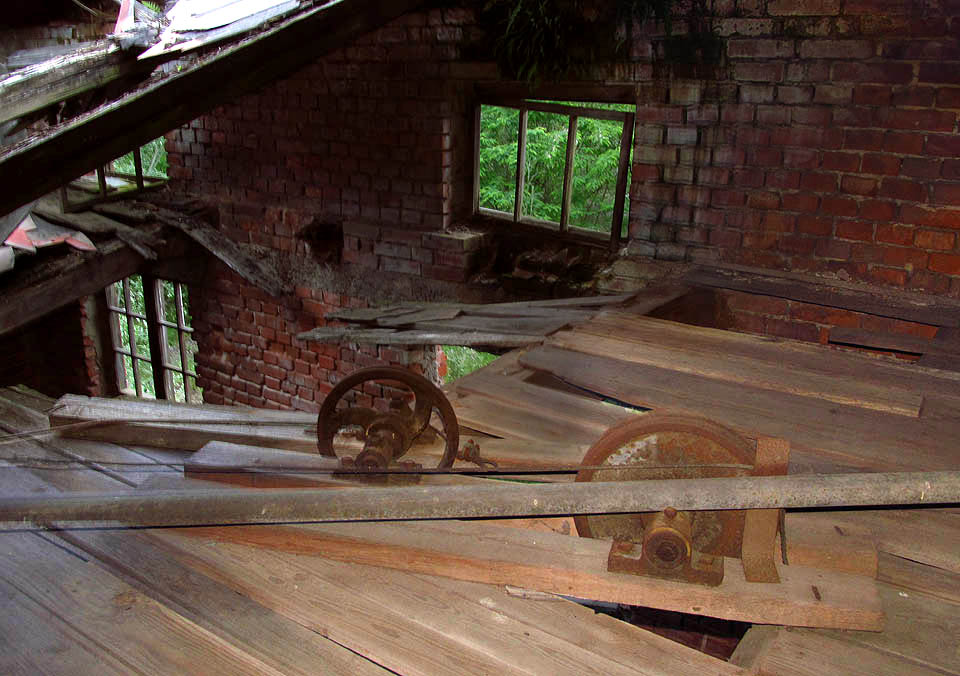 Cihly se do patra dopravovaly dvojicí výtahů, z nichž zbyly jen trosky. Kladky na půdě k nim pravděpodobně patřily také.