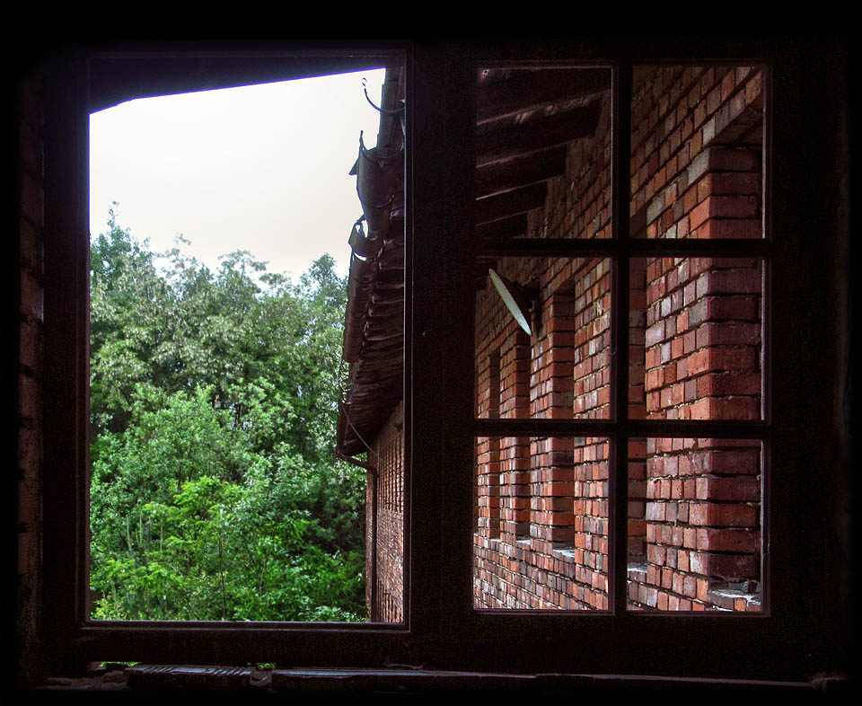 Podvečerním pohledem z okna pod střechou se loučíme s blanenskou cihelnou.