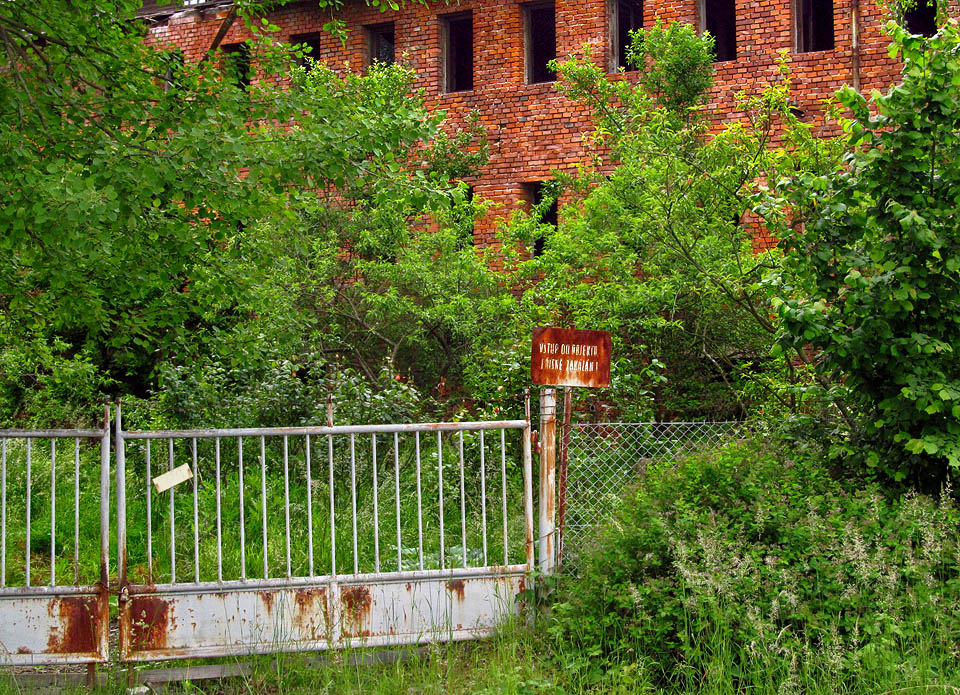 Vstup do objektu je přísně zakázán! Za branou však rostou růže. Možná, že uvnitř spí i Růženka.