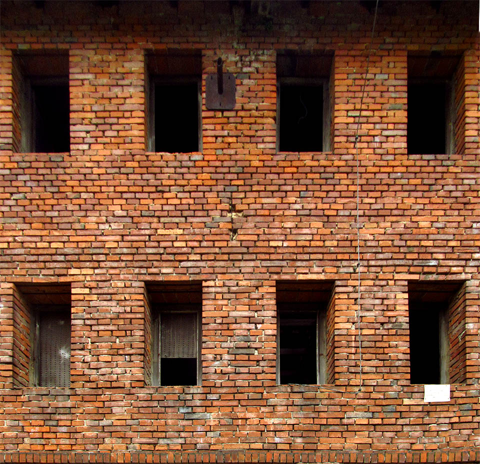 Lepší fasádní fotku nám bujná zeleň pořídit neumožnila.