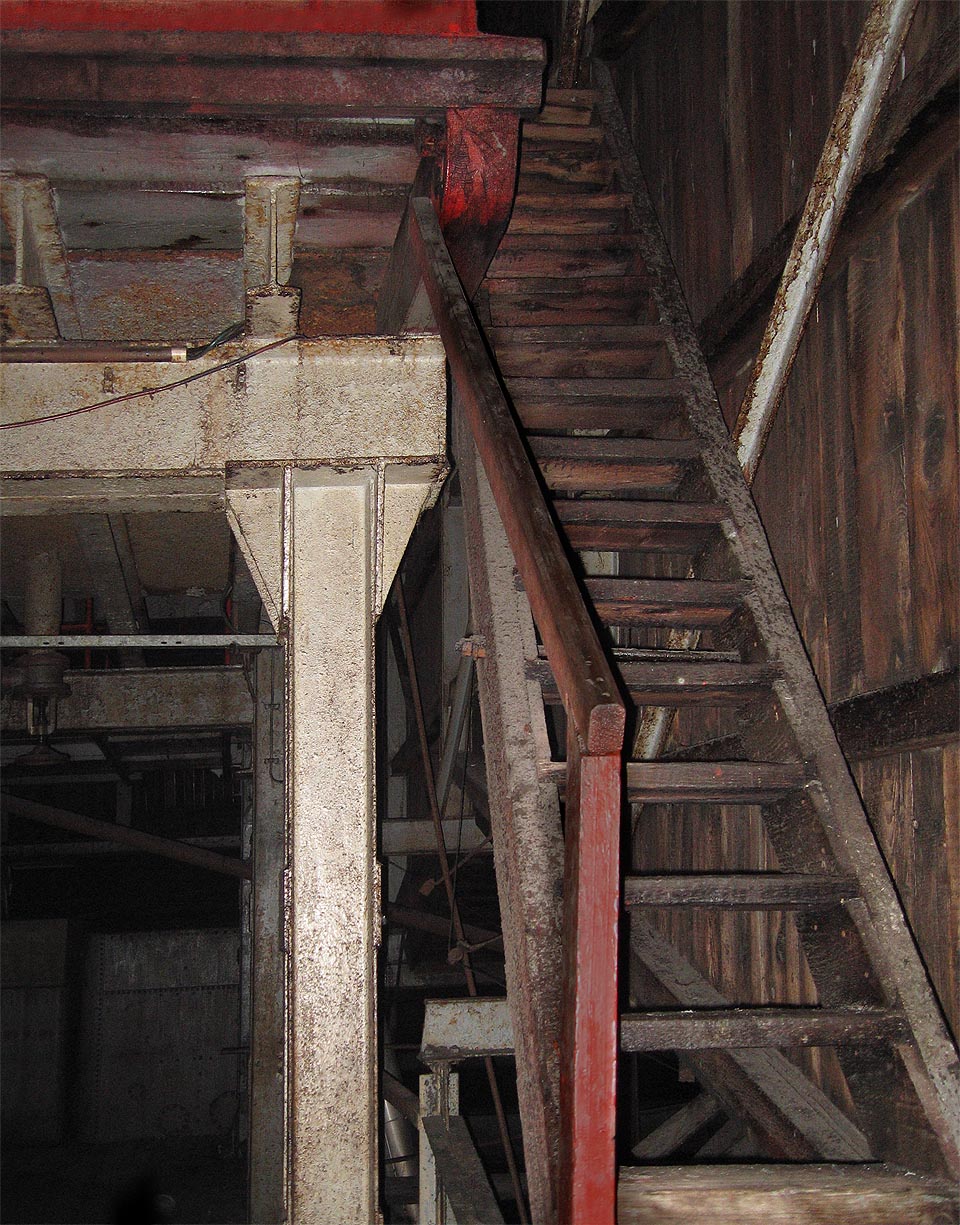 V budově jsou schody, stěny podlahy i zábradlí pokryty tenkou lepkavou vrstvou cukru.