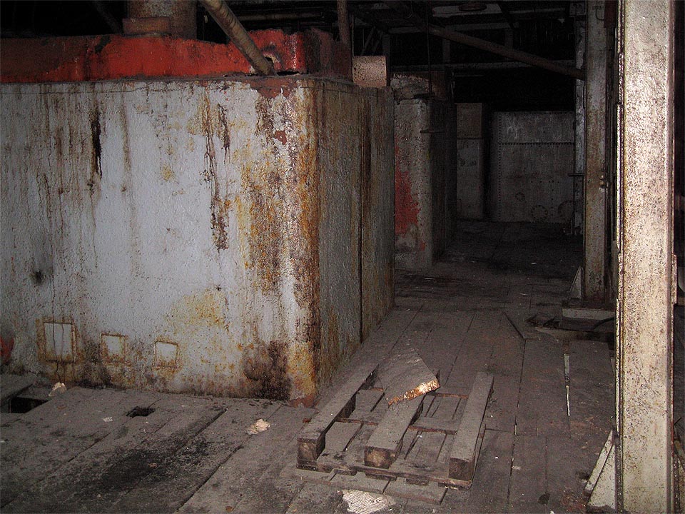 Zde ještě nádrže zůstávají na svém místě.