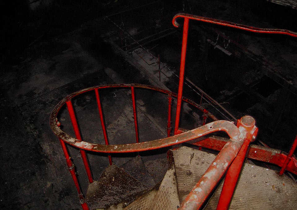 Točité schodiště přes několik pater.