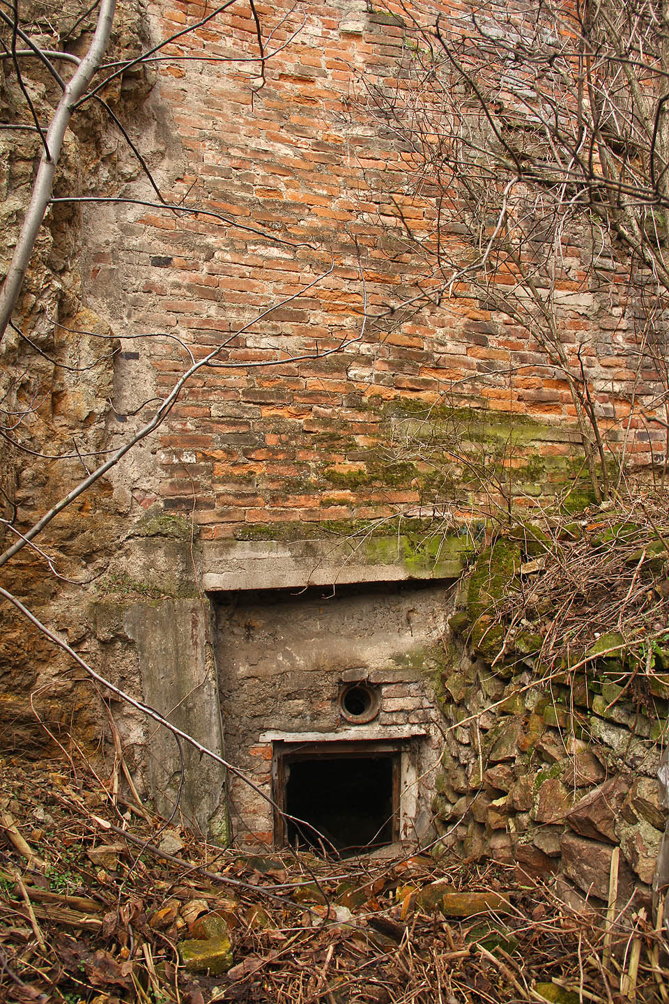 A pokračovat lze ještě dál, pod zem, do říše Hádovy.