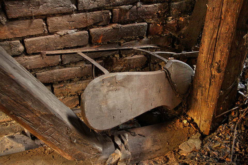 Historické sáňky zaklíněné v krovech kůlny za domem č. 65 jsou nervózní jako sáňky na podzim. Sníh už neviděly hodně dlouho.