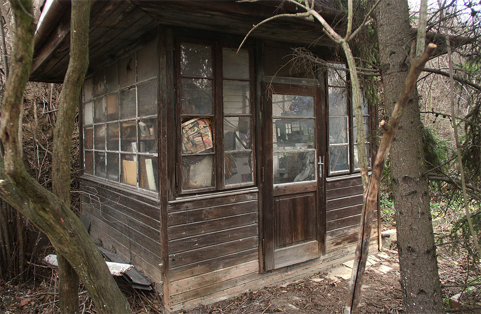 Přes zídky lze z kolonie Pod kopcem nahlédnout do dalších zahrad, třeba na romantický altánek postavený z dřevěných oken.