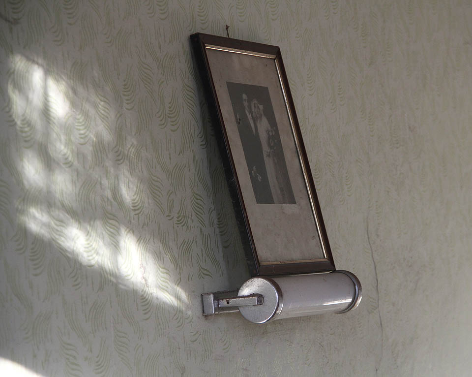 Na několika místech lze narazit na takřka intimní doklady o životě místních obyvatel. Jedním z nich je svatební fotografie v domě č. 79.