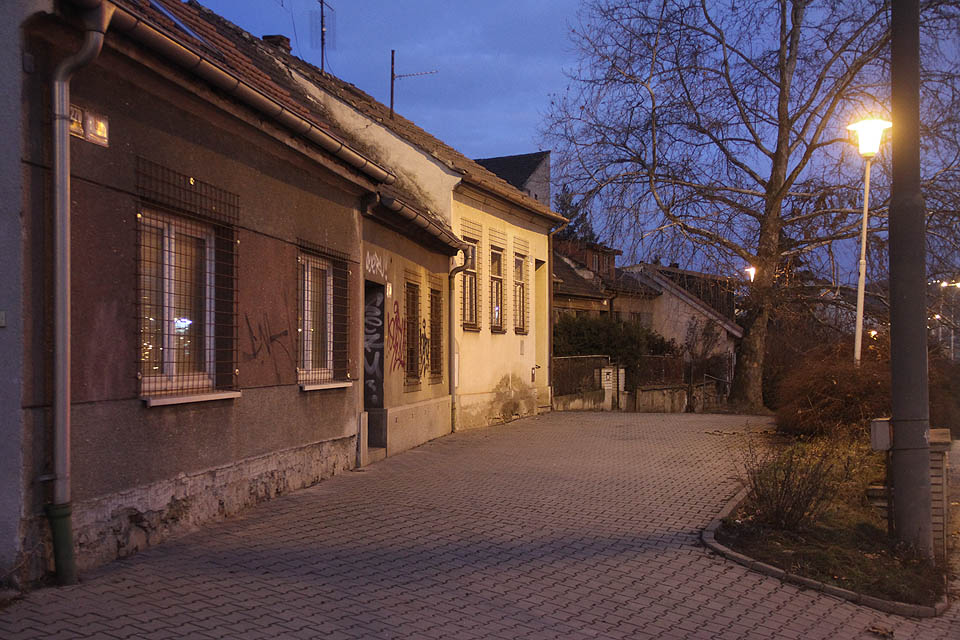 Ačkoliv ze vhodného úhlu vypadá romanticky, ve skutečnosti ztratilo tohle zákoutí duši už před desítkami let, když se proudy aut spustily dolů z Černých Polí po prodloužené Provazníkově ulici a zahubily malebné Tomkovo náměstí i nábřeží Svitavy.