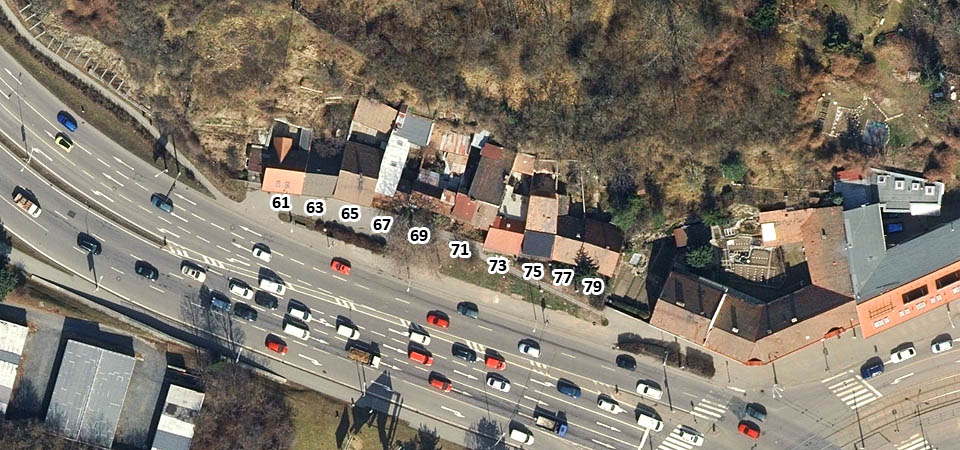 Na leteckém snímku je dobře patrných všech 10 domů, které zbyly z kolonie Pod kopcem - protější stranu ulice v roce 1976 necitlivě pohltila šestiproudová silnice, která však ani dnes kapacitně nestačí a brzy se roztáhne i do míst současné zástavby.