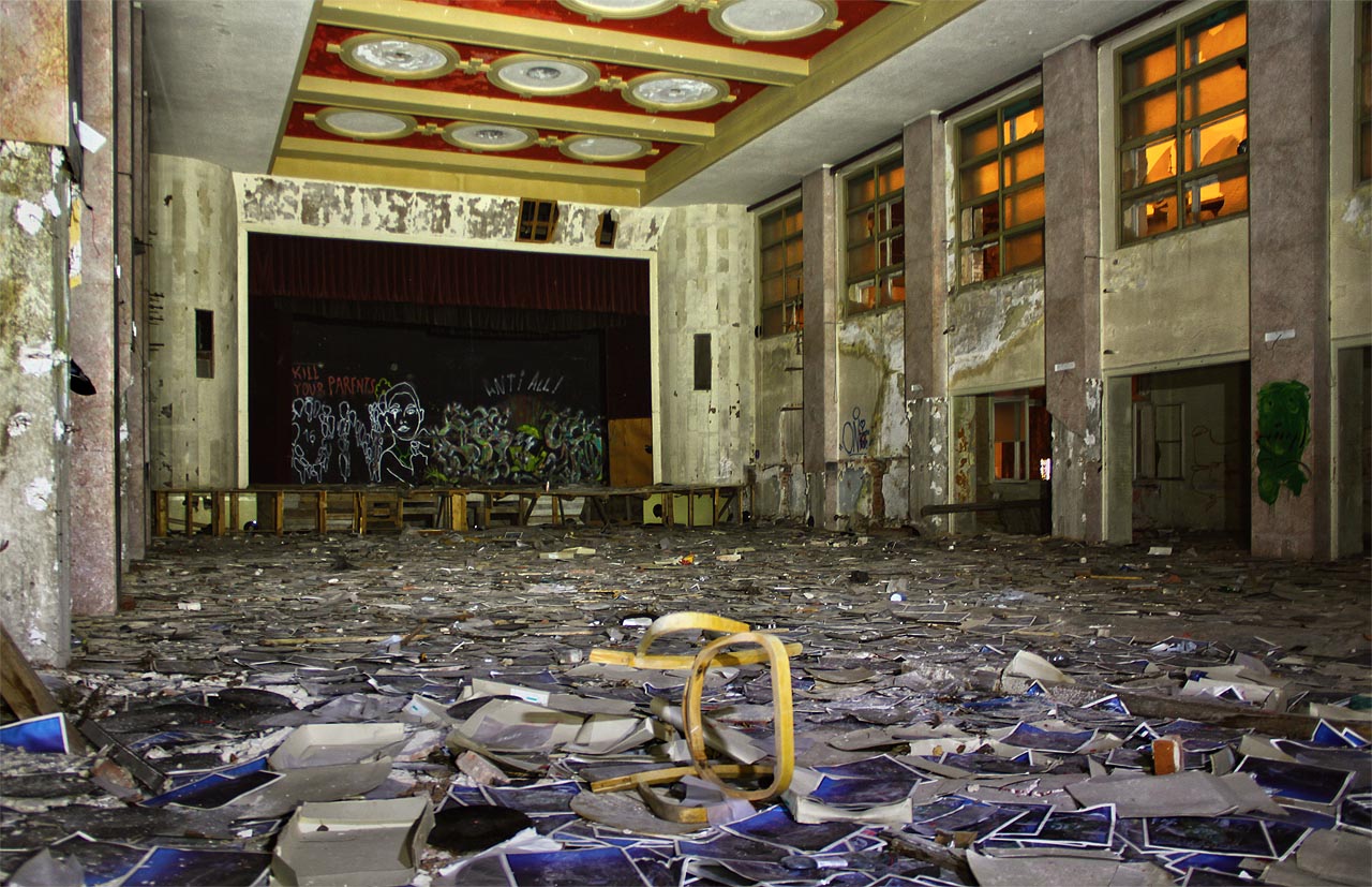 Stěží popsatelnou atmosféru osiřelého dělnického domu na Spolkové ulici v Brně měly z velké části na svědomí přebytečné long play gramodesky, kterými někdo posázel prakticky celou plochu hlavního tanečního/divadelního sálu.