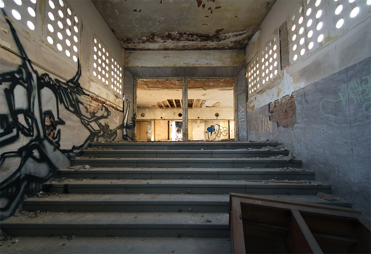 A totéž schodiště o necelých 5 let později.