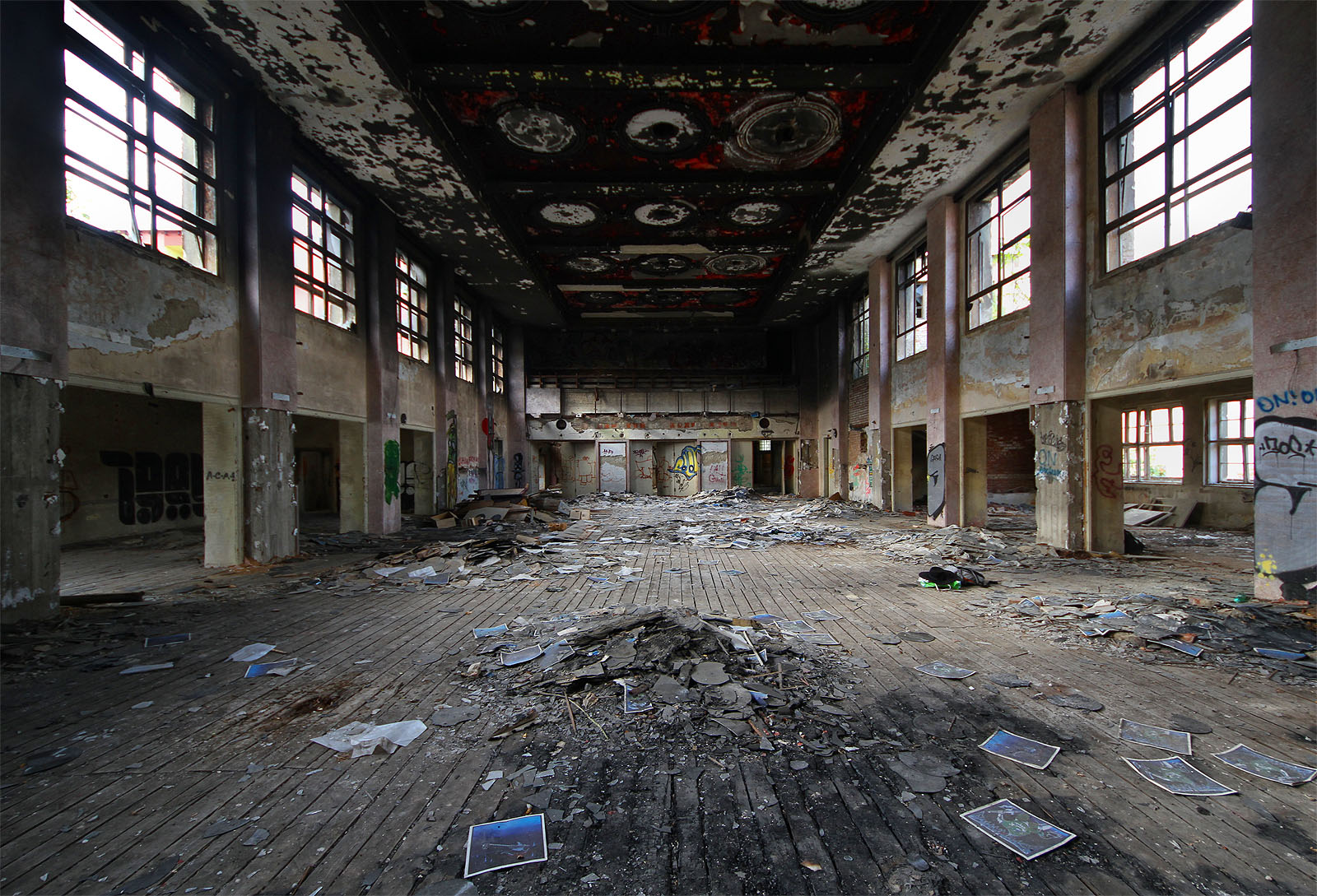 Částečný úklid podlahy kdysi kompletně pokryté vinylovými deskami snad mají na svědomí hasiči, kteří ještě zachránili dům před nejhorším. Na jeho konečný osud to však zřejmě nebude mít vliv.