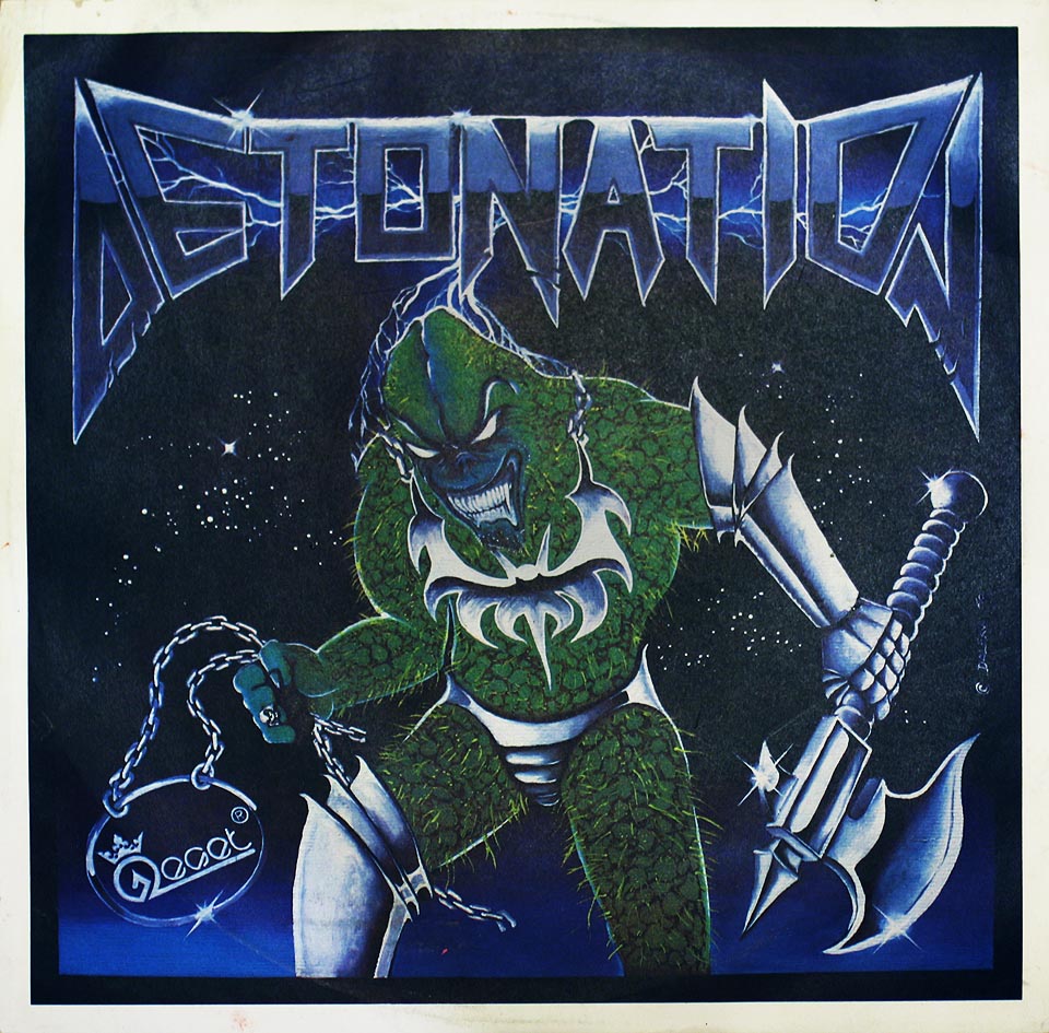 Nejabundantnějším kouskem je zde metalová deska Detonation s vyobrazením zlobra rozčíleného nad ztrátou jedné podkolenky.