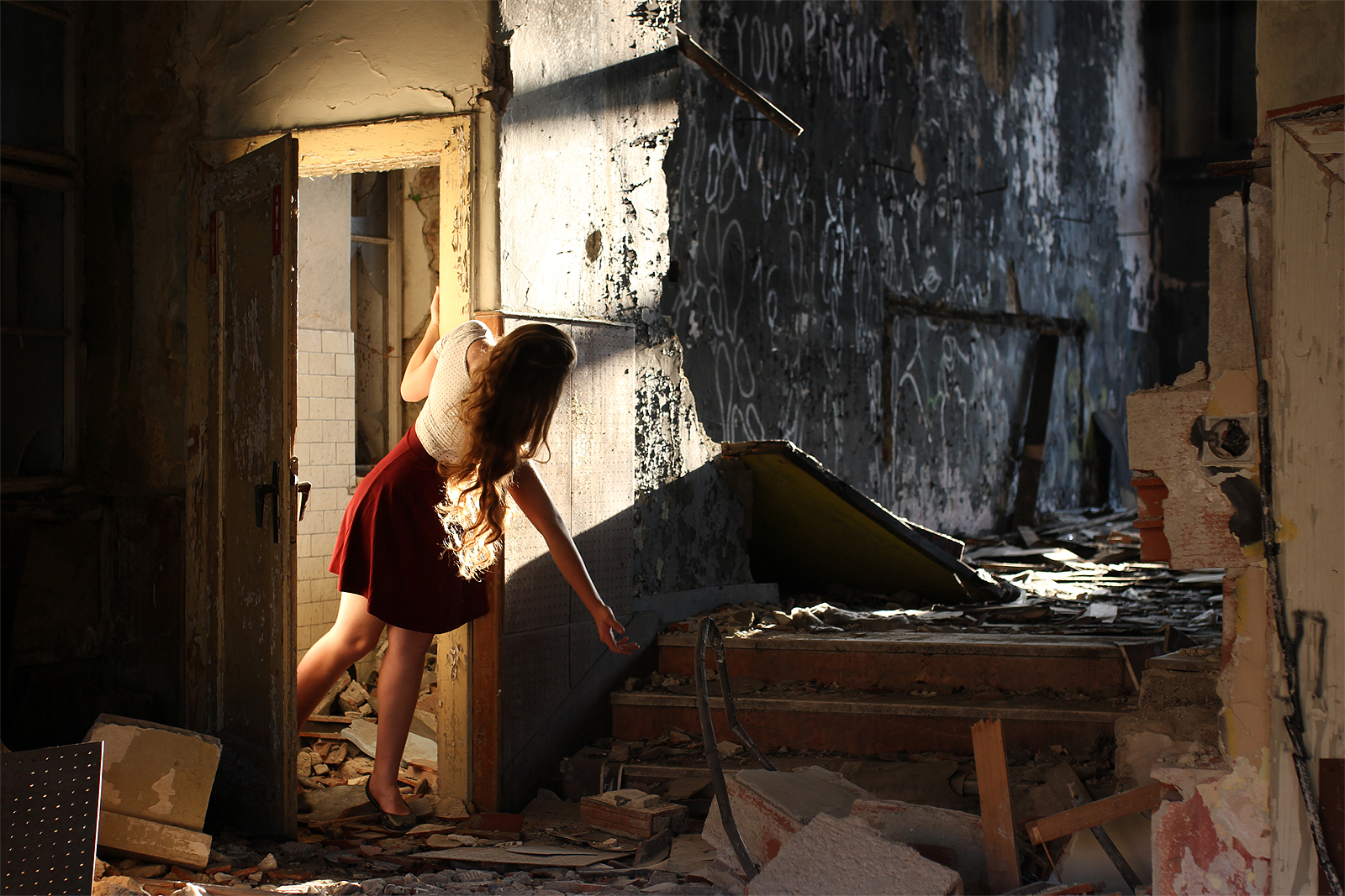 Tudy vbíhali přes 60 let na jeviště herci. Hned vedle je umístěna toaleta, snad kdyby měl někdo opravdu silnou trému…