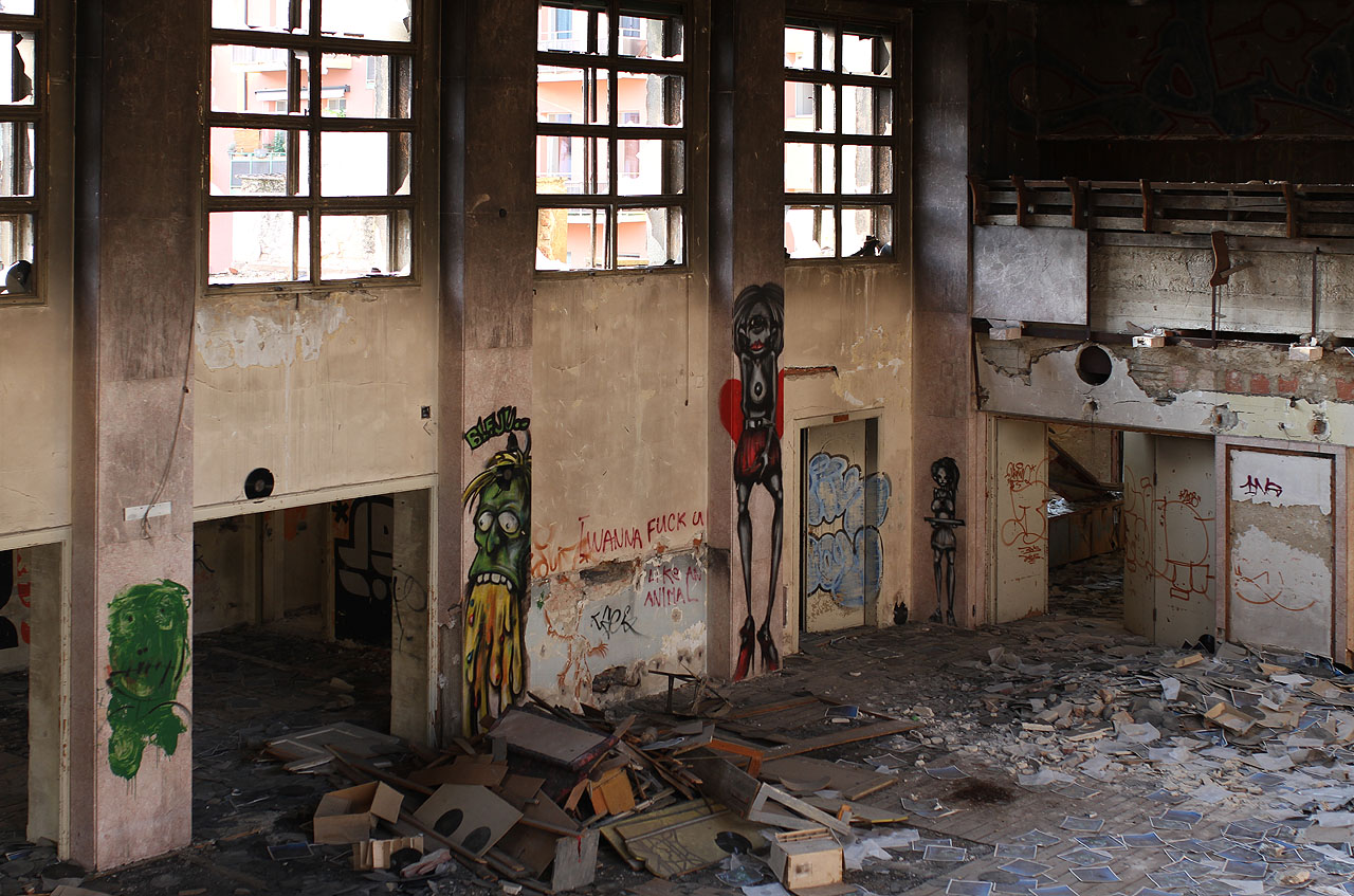 Výzdobu v sále lze bez zaváhání nazvat přinejmenším alternativní.