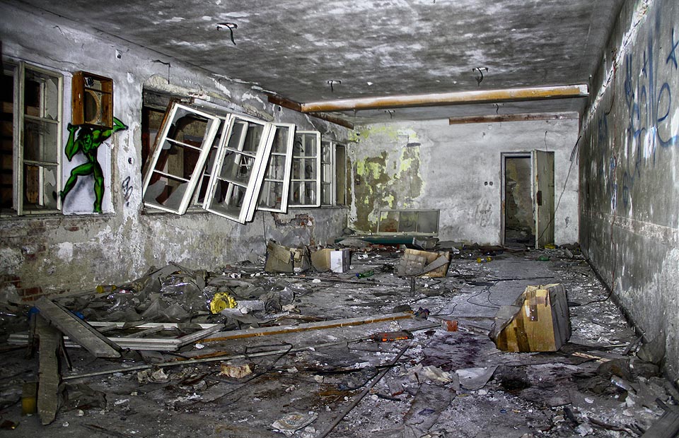 Tady se snad nacházela jedna z restaurací doplňujících divadelní sál a kinosál. Dnes tu kvíli meluzína.