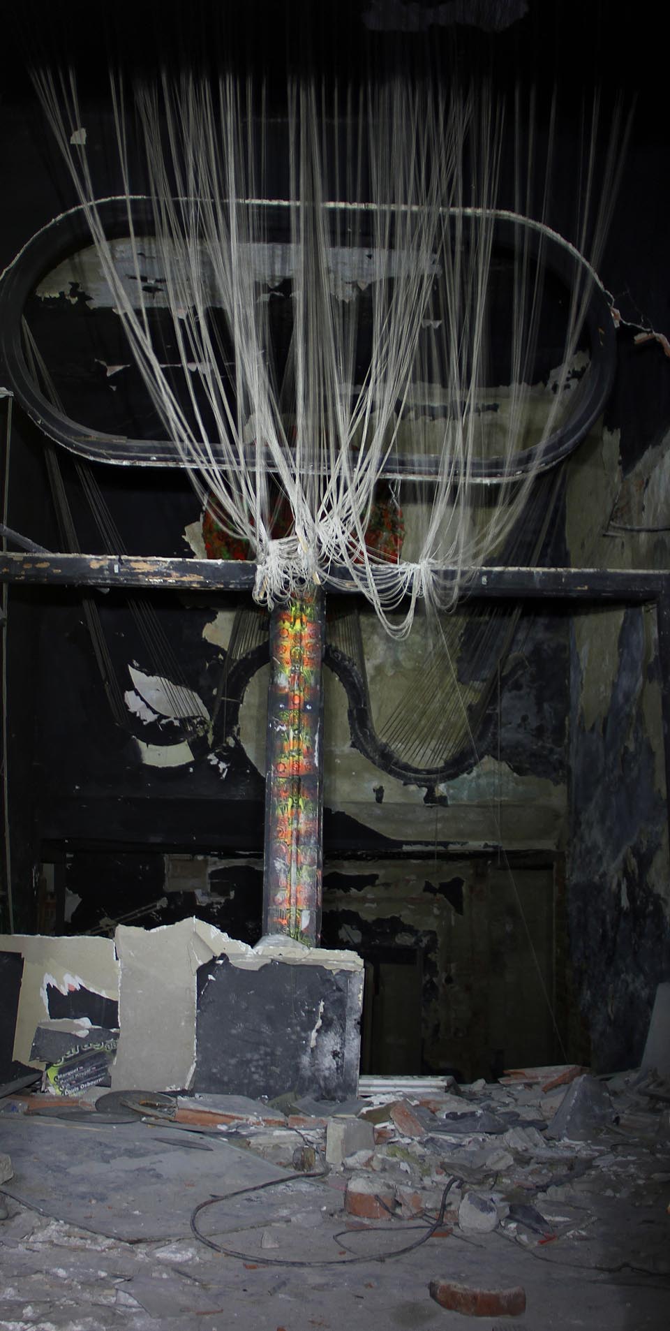 Jakmile dům osiřel, začaly se v jeho útrobách objevovat skutečně podivné věci. Třeba dvoumetrová pavučina, která člověka donutí se neustále ohlížet, za kterým rohem číhá Odula.