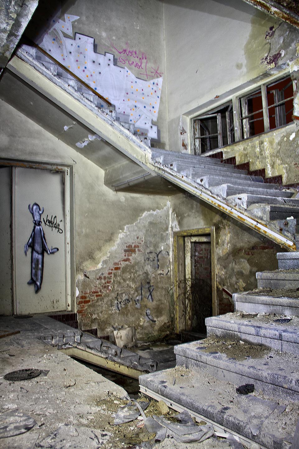 Na začátku roku 2014 bylo schodiště ještě volně průchozí, nicméně zábradlí již dávno tlelo v některé z nedalekých sběren kovů. Na Cejlu je jich přehršel.