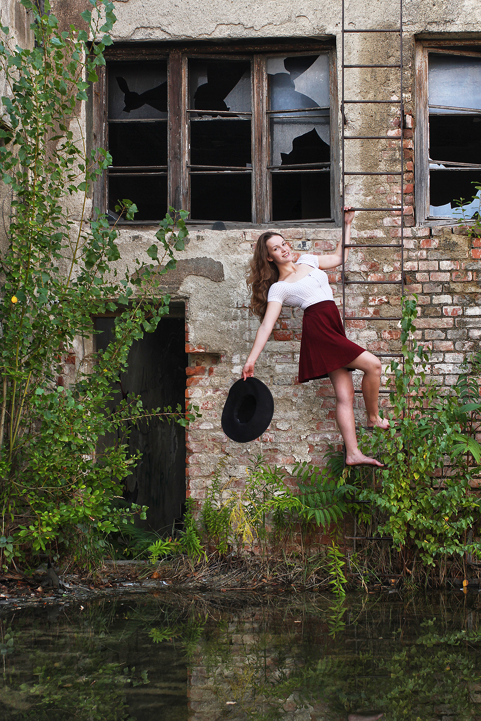 O necelých pět let později střecha zdivočela. Místní žebřík ale dívky stále milují.