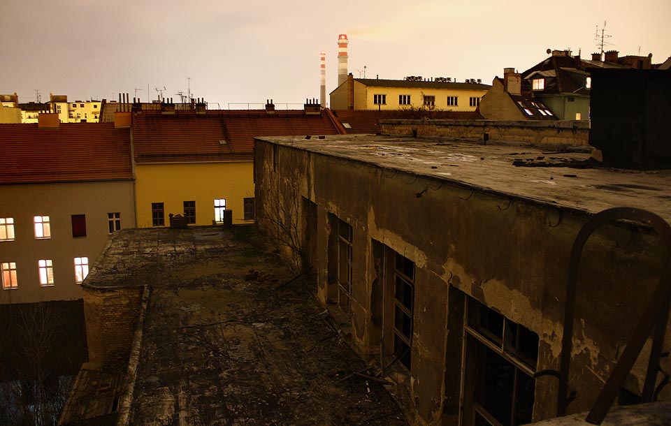 Noční vstup na střechu mohutného divadelního sálu patřil k dobrodružným, avšak poměrně bezpečným zážitkům. Až do chvíle, kdy v sále někdo zapálil oheň: dnes je ohořelá konstrukce životu nebezpečná.